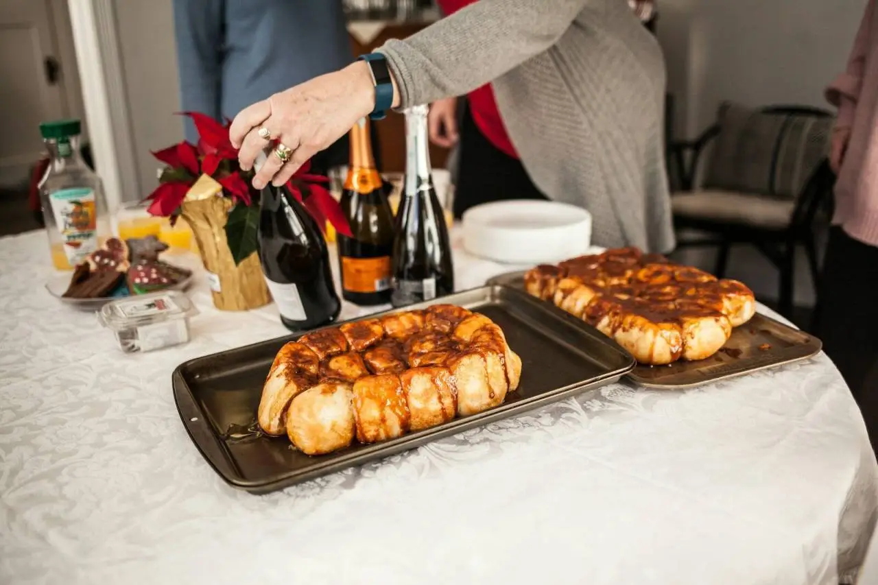 man in gray long sleeve shirt holding tray with food